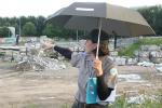 Ranger Sara Daleiden leads an ontdekkingstocht (explorer's hike) and discuss the geological strata of the SITE2F7 vacant lot.